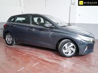 Usado Hyundai i20 100 CV (73 kW) 2023 Gris Berlina