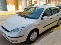Usado Ford Focus Trend 90 CV (66 kW) 2004 Blanco Berlina