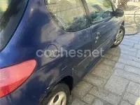 Usado Peugeot 206 90 CV (66 kW) 1999 Azul Utilitario