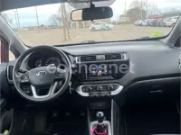 Usado Kia Rio 84 CV (61 kW) 2017 Rojo Berlina