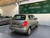 Usado Skoda Fabia Elegance 105 CV (77 kW) 2012 Gris / plata Berlina