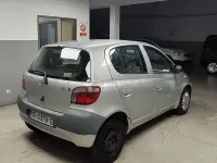 Usado Toyota Yaris Sol 68 CV (50 kW) 1999 Gris / plata Berlina