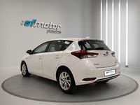 Usado Toyota Auris Hybrid Active 136 CV (100 kW) 2018 Blanco metalizado Familiar