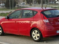 Usado Hyundai i30 Comfort 90 CV (66 kW) 2010 Rojo Berlina