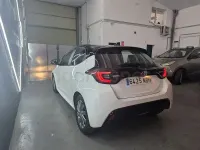 Usado Toyota Yaris Hybrid Active 116 CV (85 kW) 2022 Blanco Berlina