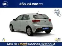 Usado Kia Rio 84 CV (61 kW) 2024 Gris Utilitario