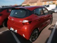 Usado Hyundai i10 67 CV (49 kW) 2023 Rojo Utilitario