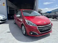 Usado Peugeot 208 Allure 82 CV (60 kW) 2018 Granate Utilitario