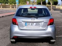 Usado Toyota Yaris Live 69 CV (50 kW) 2015 Gris Utilitario