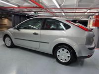 Usado Ford Focus Trend 100 CV (73 kW) 2005 Gris / plata Berlina