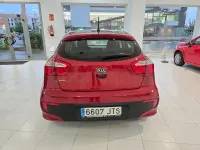Usado Kia Rio 84 CV (61 kW) 2017 Granate Berlina