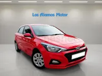 Usado Hyundai i20 75 CV (55 kW) 2018 Granate Berlina