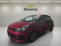 Usado Kia Rio 75 HP (55 kW) 2017 Vermelho Sedan