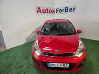 Usado Kia Rio 85 CV (62 kW) 2013 Granate Berlina