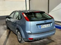 Usado Ford Focus Trend 100 CV (73 kW) 2005 Gris / plata Berlina