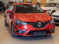 Usado Renault Mégane IV Bose Edition 129 CV (94 kW) 2016 Rojo Utilitario