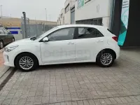 Usado Kia Rio 101 CV (74 kW) 2020 Blanco Berlina