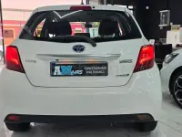 Usado Toyota Yaris Hybrid City 100 CV (73 kW) 2016 Blanco Berlina