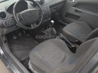 Usado Ford Fiesta 100 CV (73 kW) 2004 Negro Utilitario