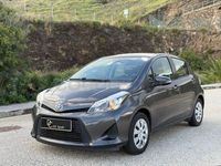 Usado Toyota Yaris Hybrid Advance 100 CV (73 kW) 2013 Gris / plata Berlina