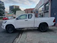 Usado Toyota HiLux 150 CV (110 kW) 2023 Blanco Pickup/Camioneta