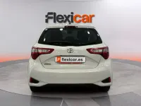 Usado Toyota Yaris Active 111 CV (81 kW) 2018 Blanco Berlina