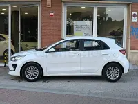 Usado Kia Rio 84 CV (61 kW) 2023 Blanco Berlina