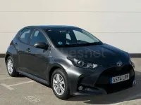 Usado Toyota Yaris Hybrid Active 116 CV (85 kW) 2021 Gris / plata Berlina