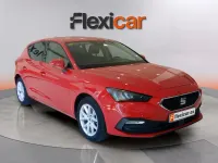 Usado Seat Leon Style 130 CV (95 kW) 2020 Rojo Berlina