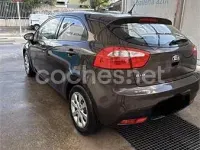 Usado Kia Rio 84 CV (61 kW) 2014 Marrón Berlina