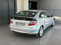 Usado Mercedes C160 Sport Edition 122 CV (89 kW) 2006 Gris / plata Coupe