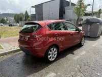 Usado Ford Fiesta Ghia 80 CV (58 kW) 2008 Rojo Utilitario