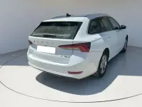 Usado Skoda Octavia 110 CV (80 kW) 2021 Blanco Familiar