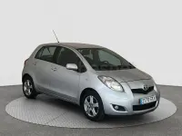 Usado Toyota Yaris Connect Style 101 CV (74 kW) 2010 Gris / plata Utilitario