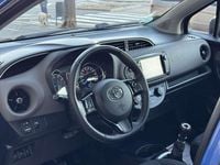 Usado Toyota Yaris Active 111 CV (81 kW) 2018 Azul Utilitario