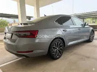 Usado Skoda Superb 190 CV (139 kW) 2019 Gris / plata Berlina