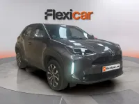Usado Toyota Yaris Active 116 CV (85 kW) 2022 Gris Utilitario