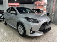 Usado Toyota Yaris 125 CV (91 kW) 2023 Gris / plata Utilitario