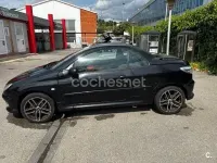Usado Peugeot 206 110 CV (80 kW) 2002 Negro Descapotable