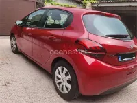 Usado Peugeot 208 Active 100 CV (73 kW) 2015 Granate Utilitario