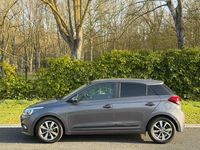 Usado Hyundai i20 100 CV (73 kW) 2017 Gris / plata Berlina