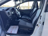 Usado Toyota Yaris Hybrid Active 100 CV (73 kW) 2017 Blanco Utilitario