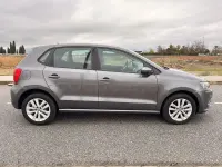 Usado VW Polo Advance 75 CV (55 kW) 2015 Gris / plata Berlina
