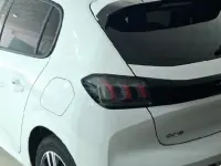 Usado Peugeot 208 Allure 102 CV (75 kW) 2021 Blanco Utilitario