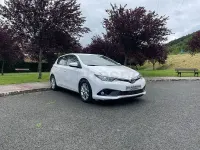 Usado Toyota Auris Active 90 CV (66 kW) 2016 Blanco Berlina