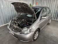 Usado Toyota Yaris Luna 75 CV (55 kW) 2005 Gris Utilitario