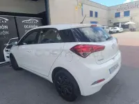 Usado Hyundai i20 84 CV (61 kW) 2018 Blanco Berlina