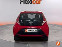 Usado Toyota Aygo X-play 69 CV (50 kW) 2016 Rojo Utilitario