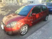 Usado Ford Fiesta Ambiente 70 CV (51 kW) 2007 Rojo Utilitario