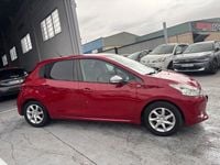Usado Peugeot 208 Allure 82 CV (60 kW) 2015 Rojo Utilitario